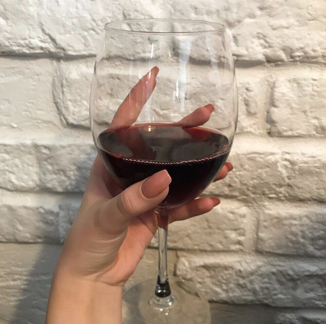 Вино бокал дома. Бокал с вином в руке. Рука с бокалом. Бокал с вином. Бокал вина в руке девушки.