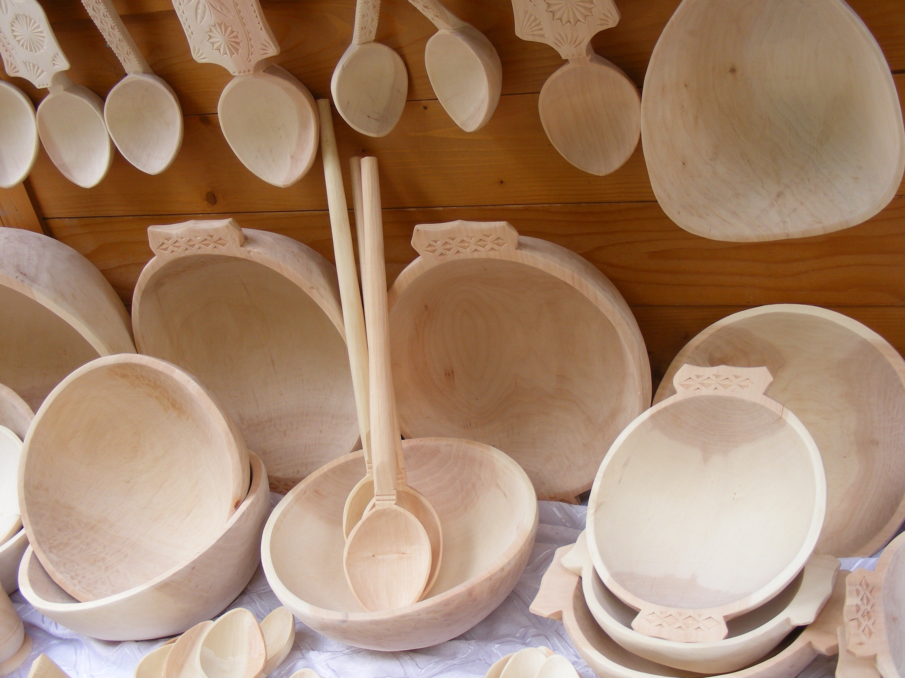 Для изготовления посуды используют. Деревянная посуда. Кухонная утварь из дерева. Посуда из липы. Деревянная тарелка из липы.