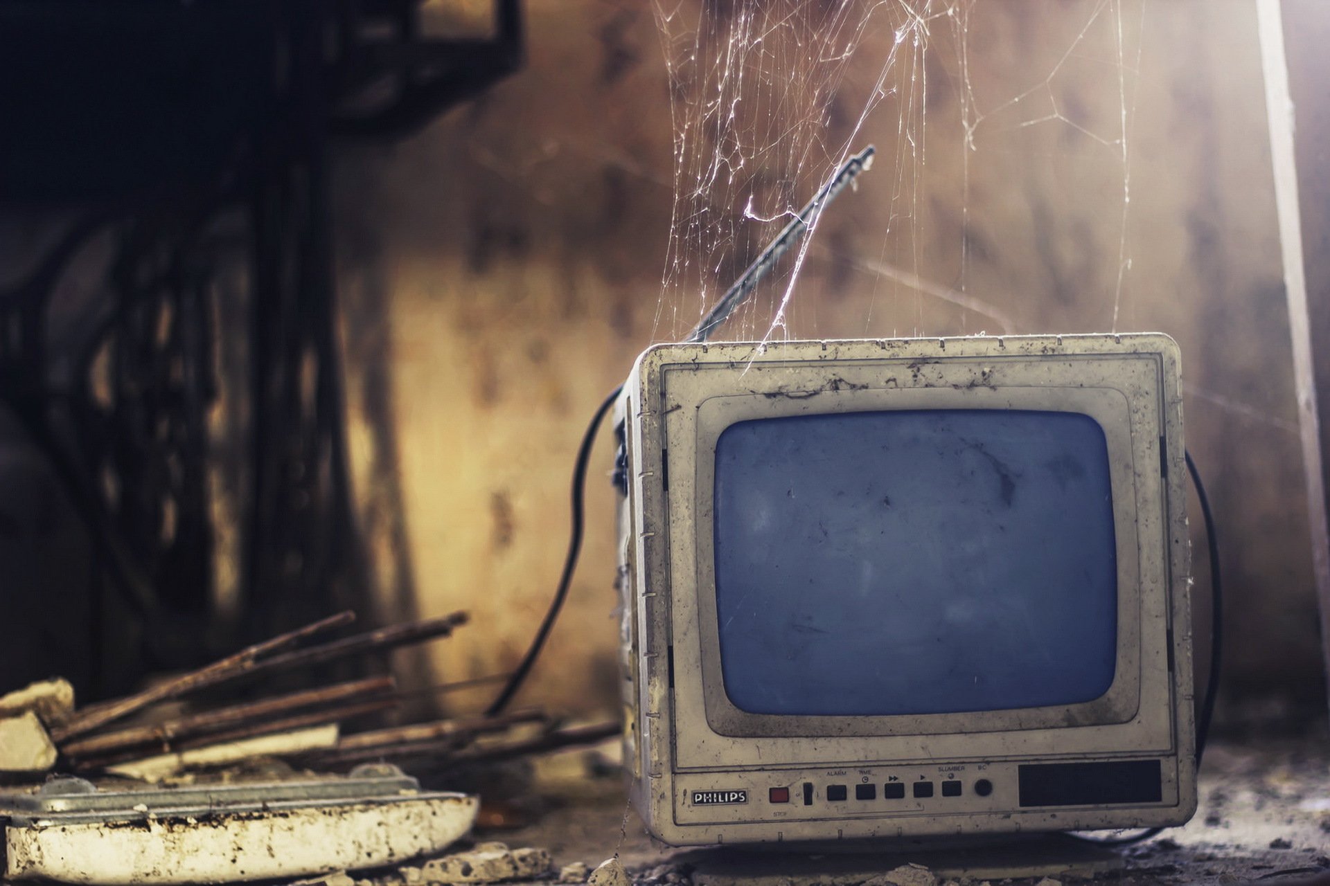 Телевизор готов. Старый телевизор. Старинный телевизор. Разбитый телевизор. Старый поломанный телевизор.