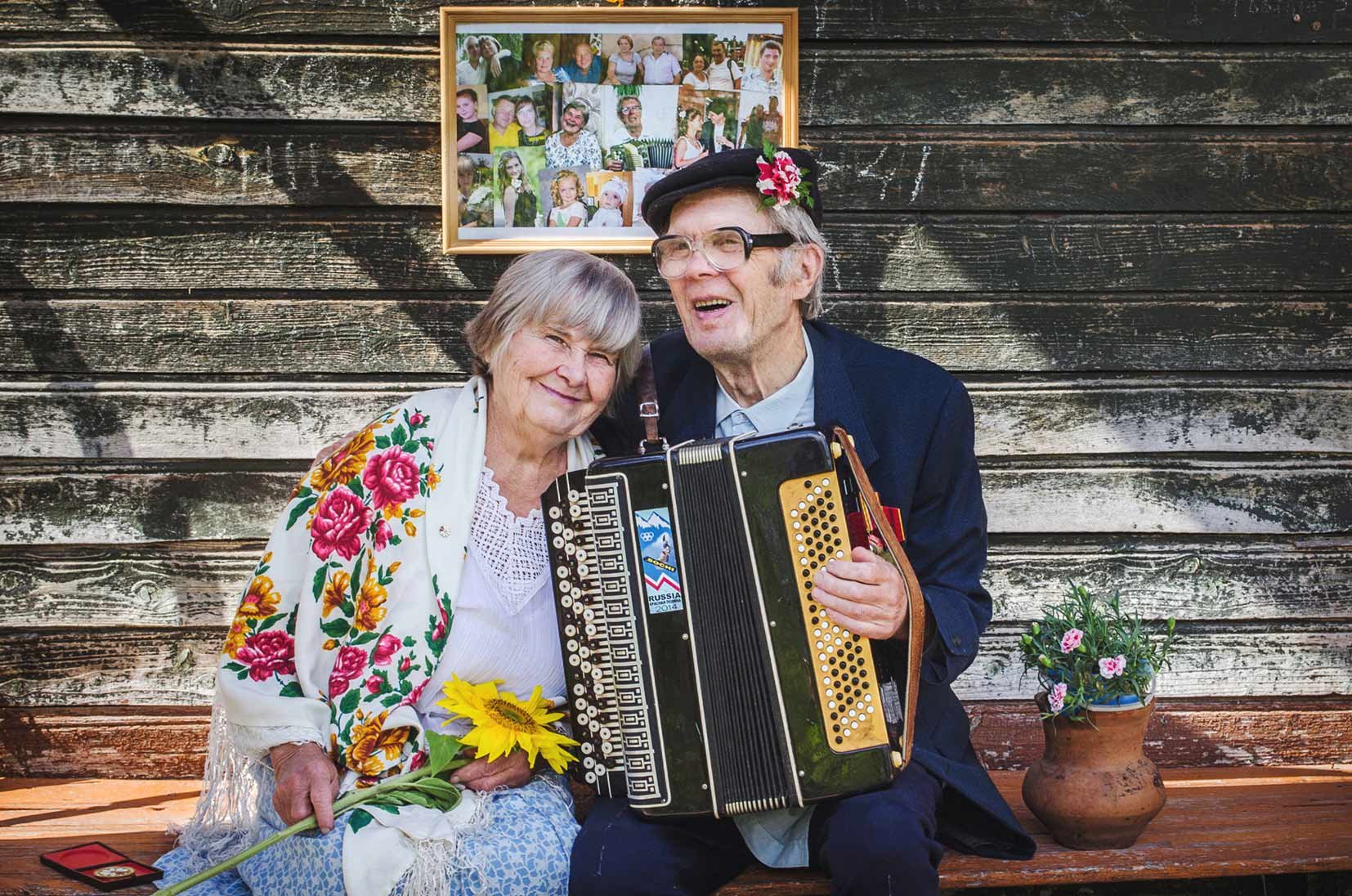 Музыка поют бабушки. Бабушка рядышком с дедушкой. Пожилые люди поют. Бабушка поет. Бабушка и дедушка поют.
