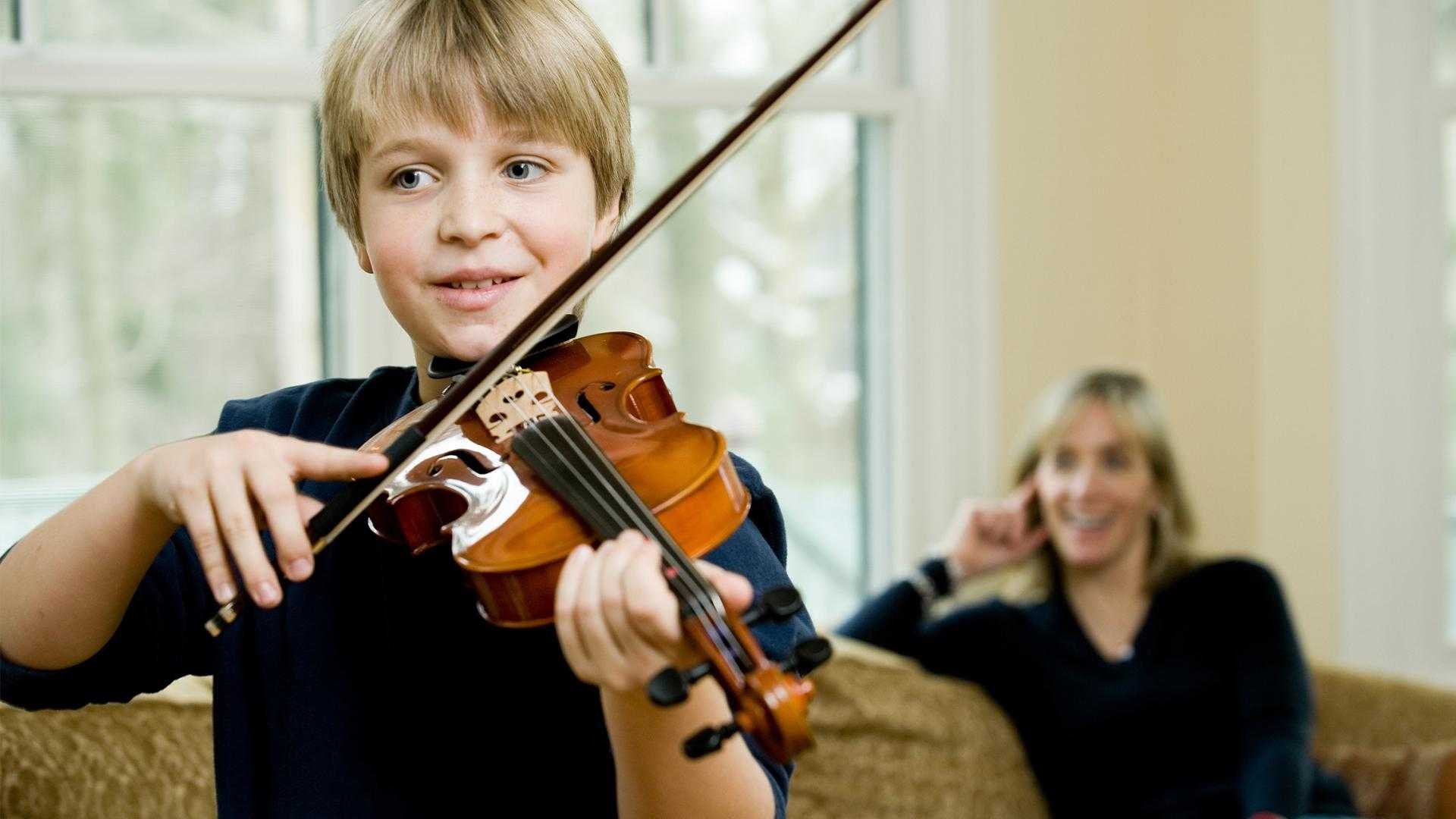 Заиграл на скрипке. Мальчик со скрипкой. Музыкальные инструменты для детей. Дети музыканты. Скрипка для детей.