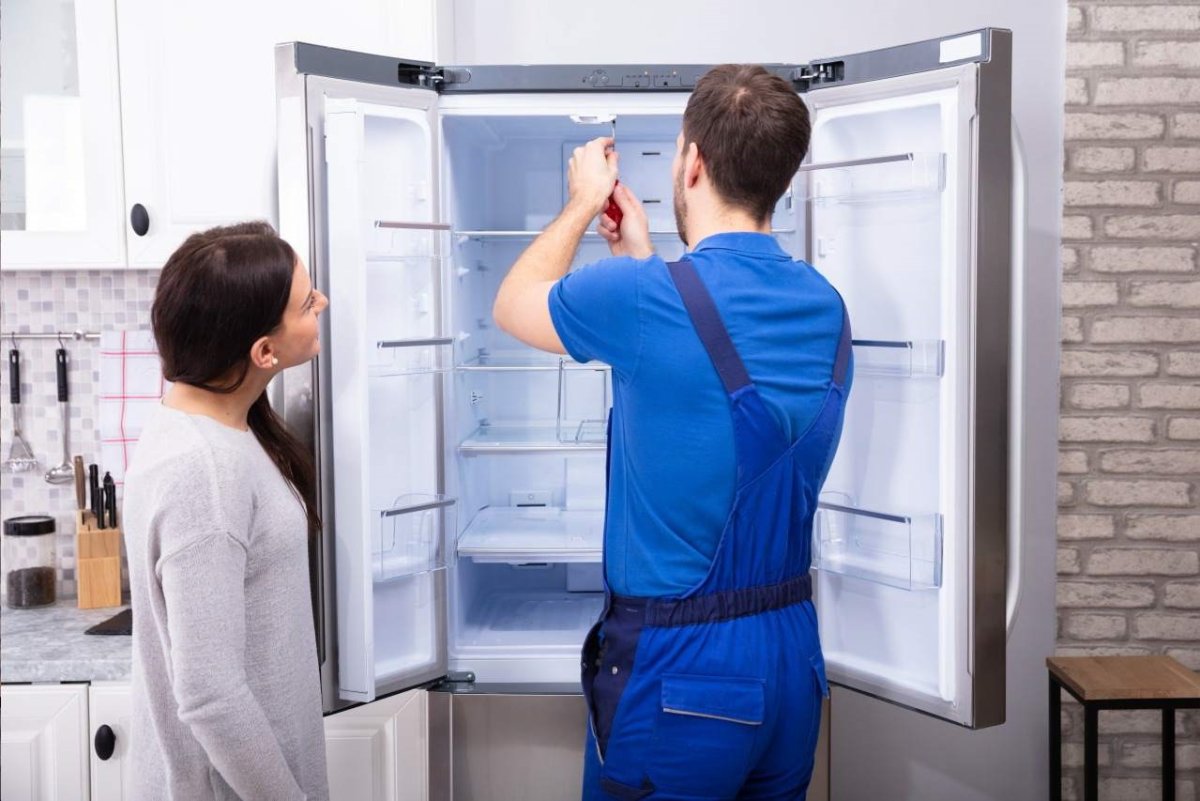 Ремонтирует холодильник