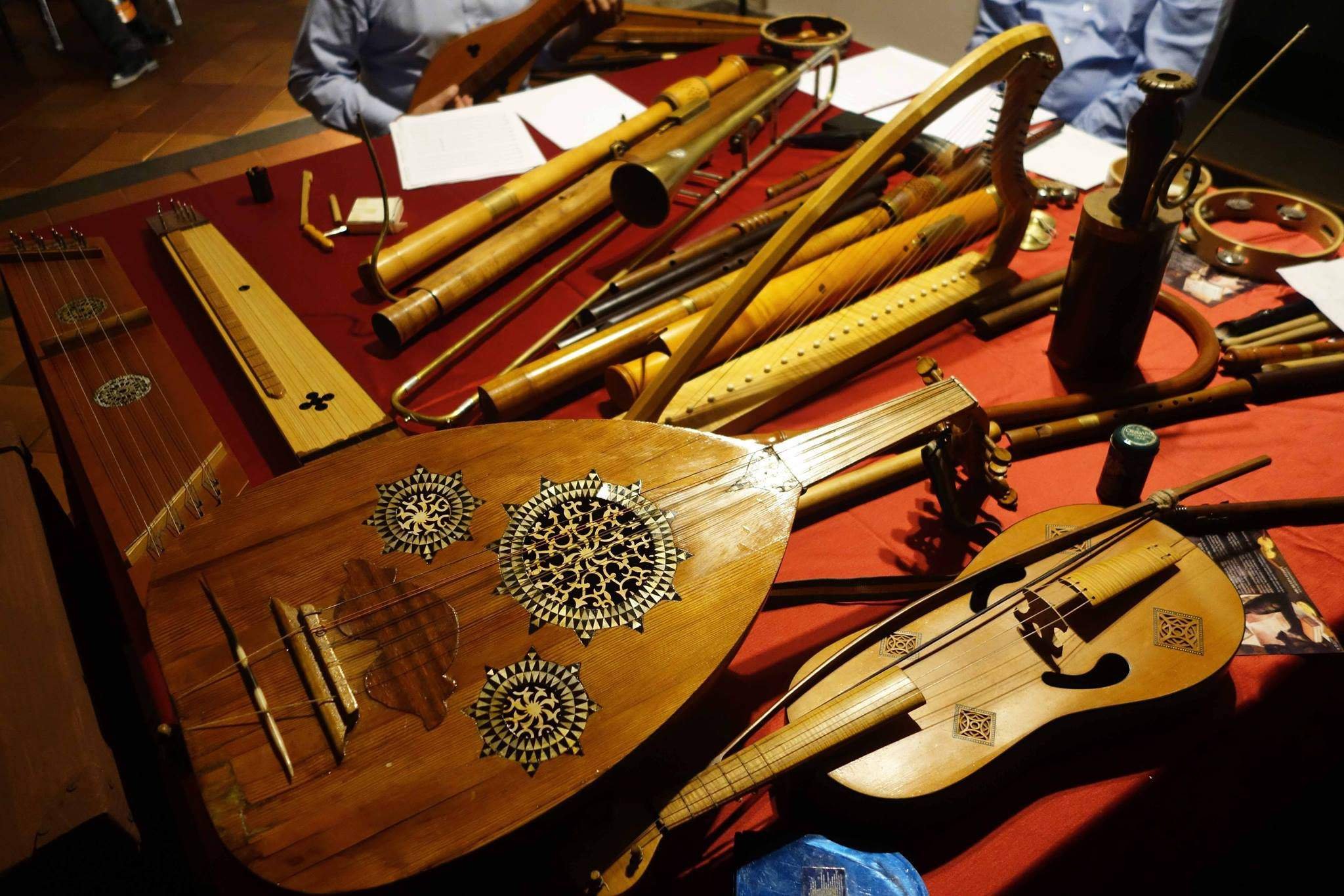 Самый масштабный музыкальный инструмент москвы. Старинные музыкальные инструменты. Средневековые инструменты. Музыкальные инструменты средневековья. Необычные музыкальные инструменты.