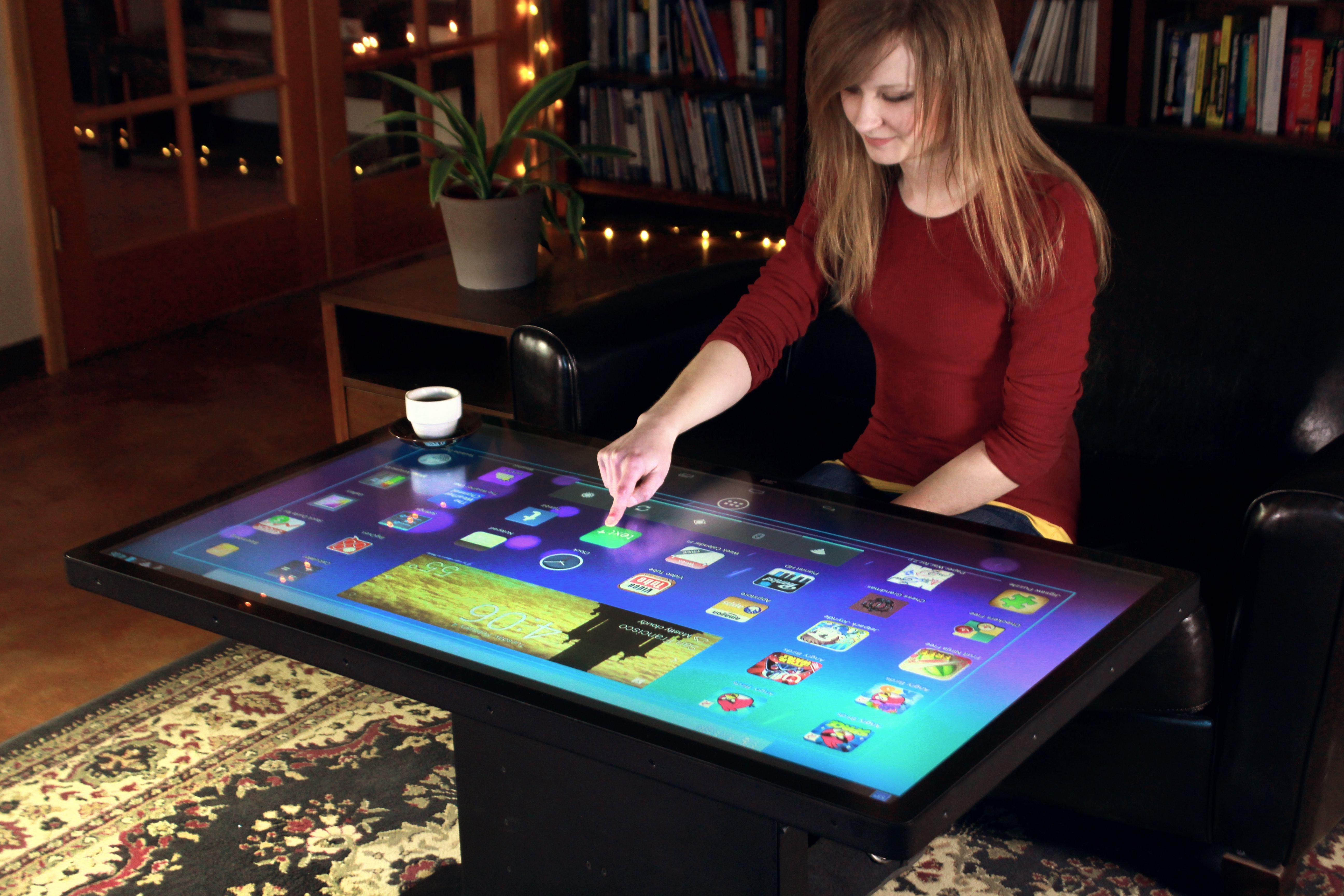 Стол планшет андроид. Сенсорный стол Smart Table. Планшет Samsung 18 дюймов. Сенсорный стол интерактивный. Гигантский планшет.