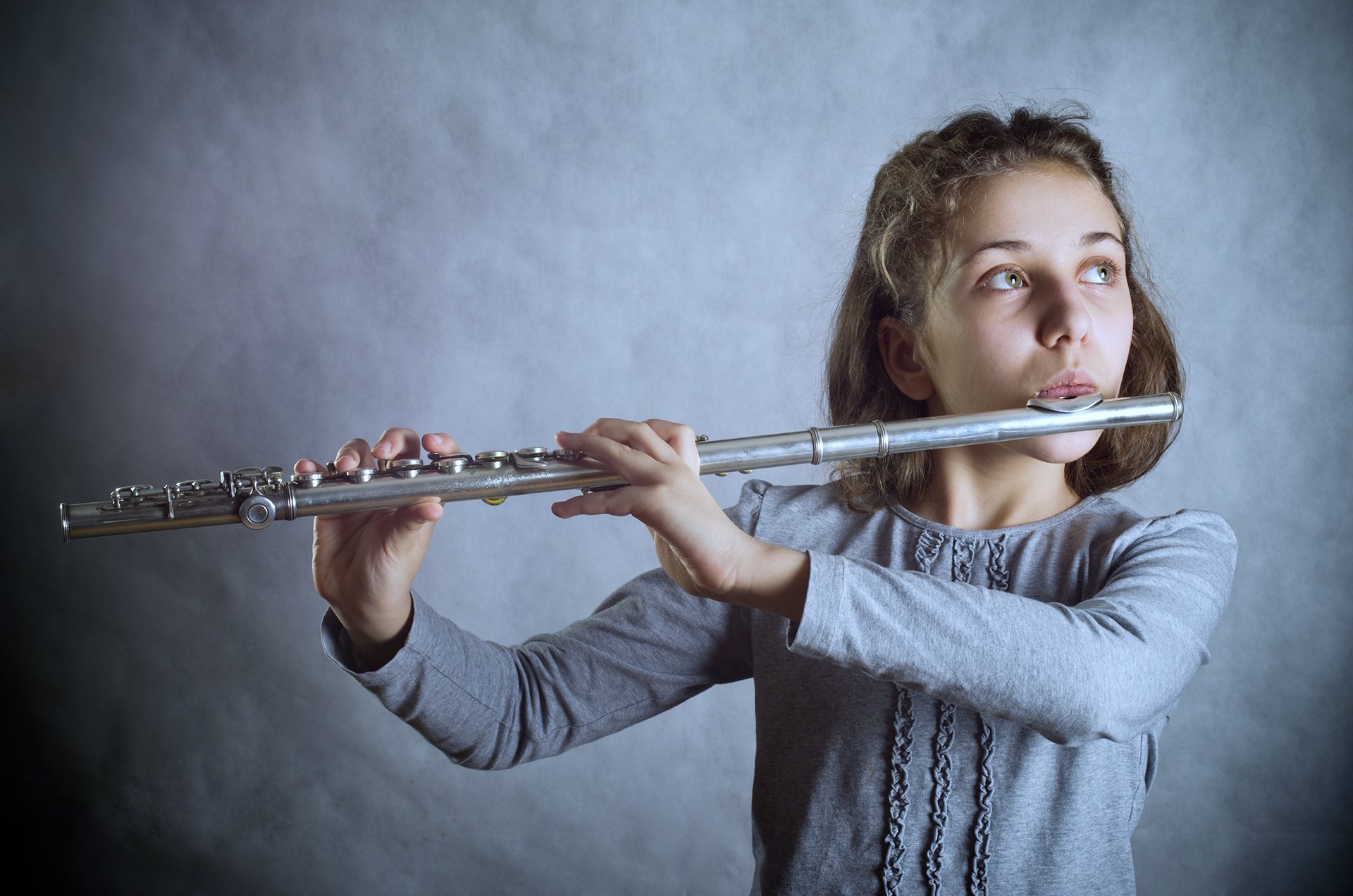 Давай флейту. Девушка с флейтой. Фотосессия с флейтой. Поза с флейтой. Девушка с флейтой в полный рост.