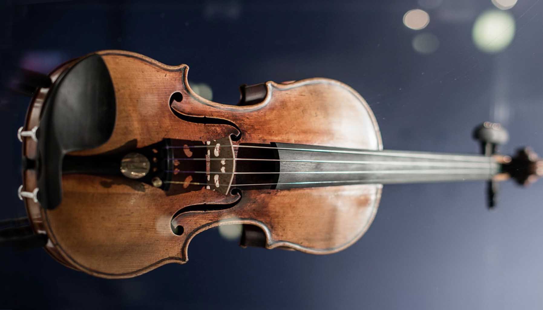 Какую скрипку паганини. Самые дорогие скрипки Антонио Страдивари. Скрипка Вьетан Гварнери. Гварнери дель Джезу.