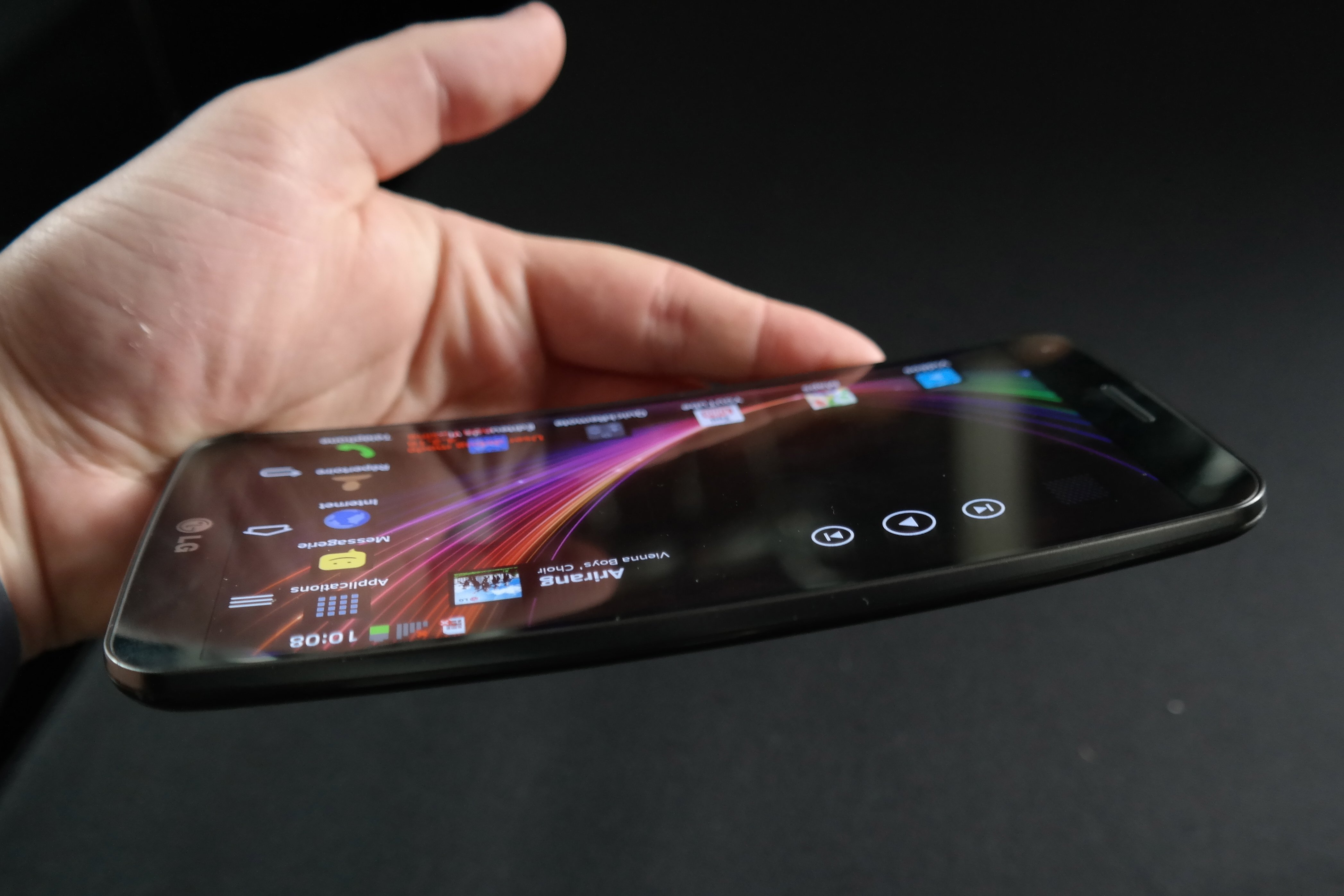 У нее новый телефон. LG G Flex. LG G Flex 3. LG С изогнутым экраном смартфон. LG смартфон изогнутый экран.