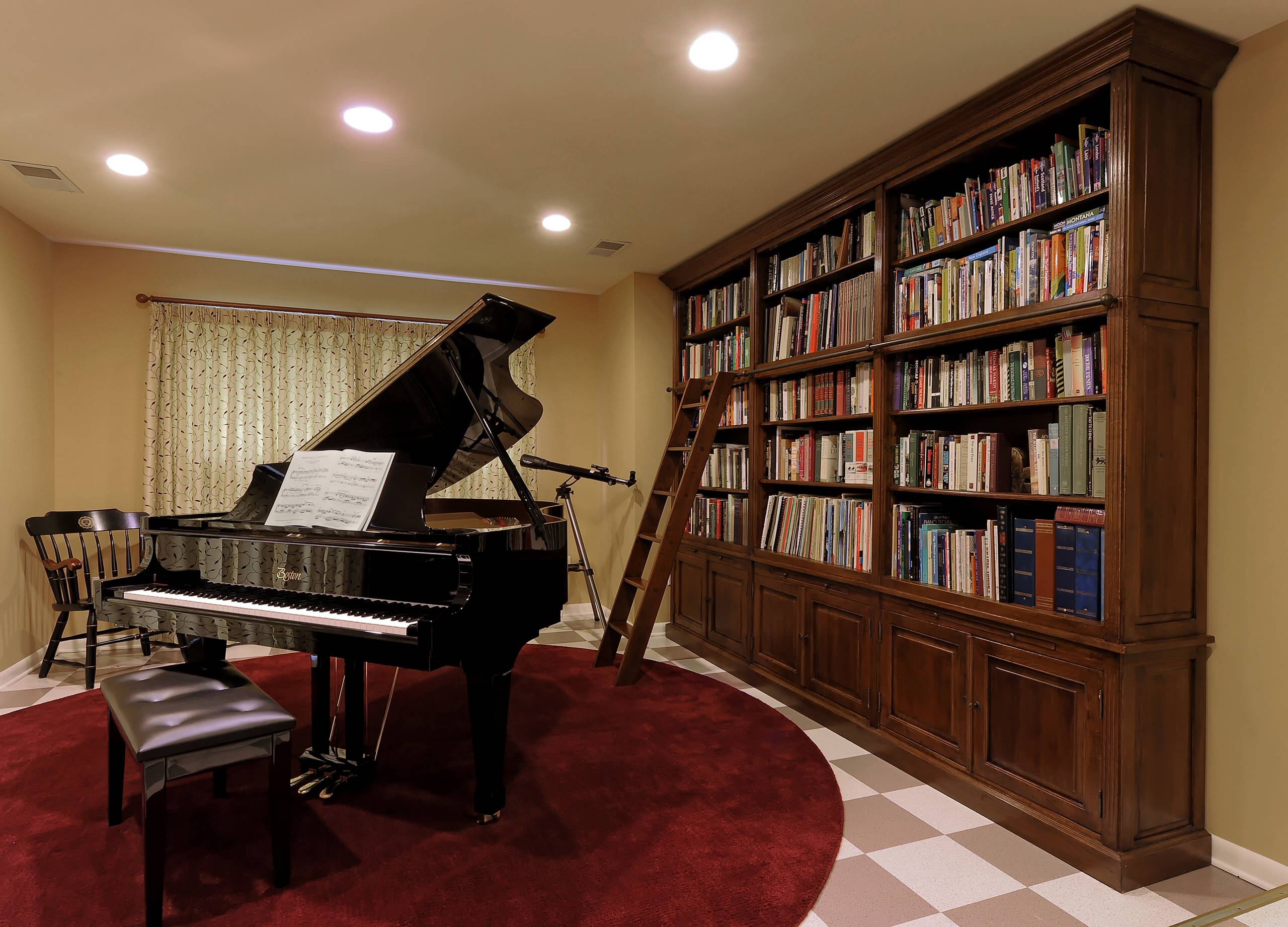 Библиотеки музыка 5. Пианино в интерьере. Пианино в интерьере гостиной. Рояль в интерьере. Интерьер комнаты с пианино.