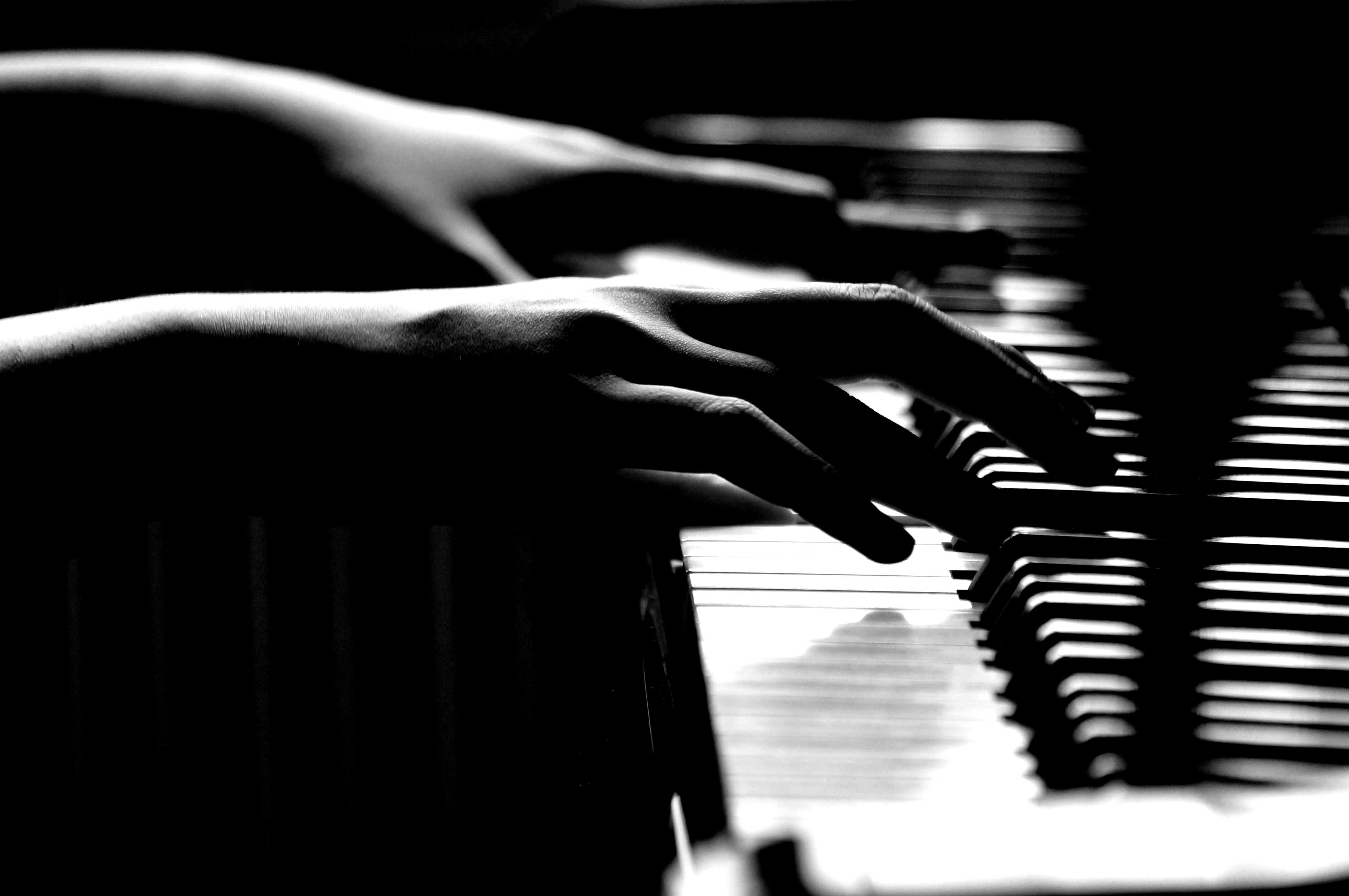 Hands music. Руки на клавишах пианино. Руки пианиста. Руки на клавиатуре фортепиано. Руки пианиста на клавишах.