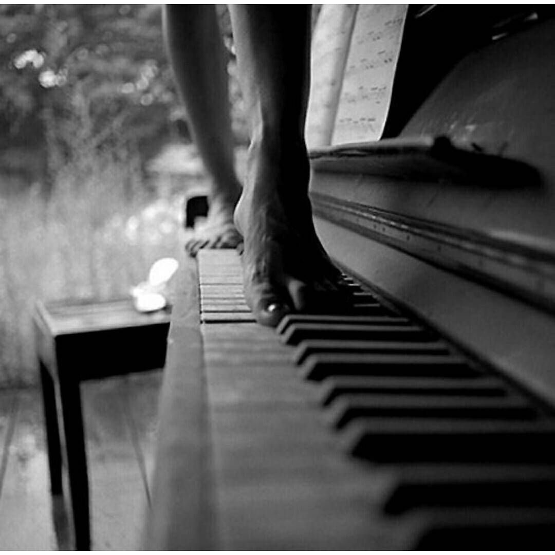 Скрипка грусть. Фотосессия с пианино. Девушка и пианино. Пианино для ног. Черно белое пианино.