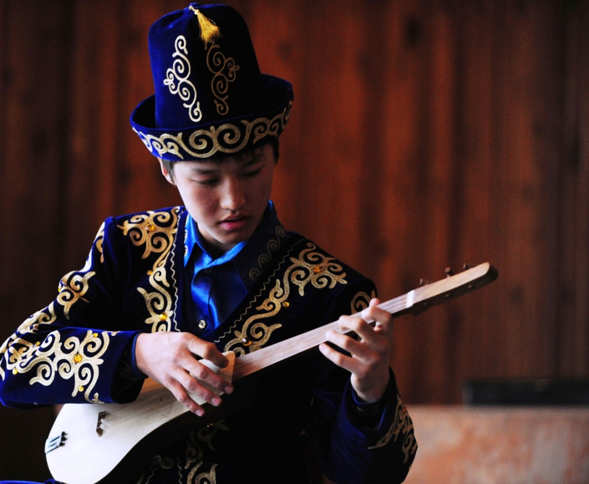 Комуз киргизский музыкальный инструмент