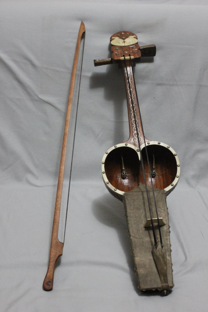 Адырна струнный музыкальный инструмент