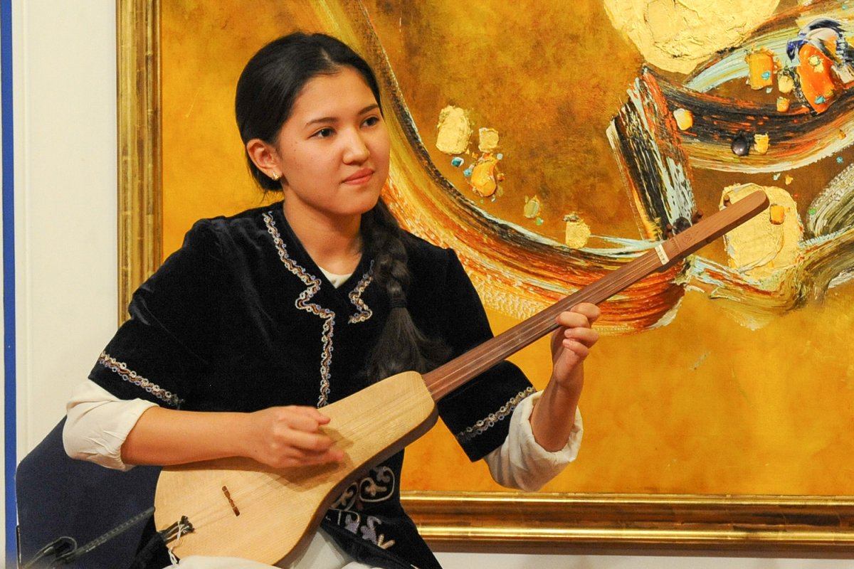 Комуз киргизский инструмент