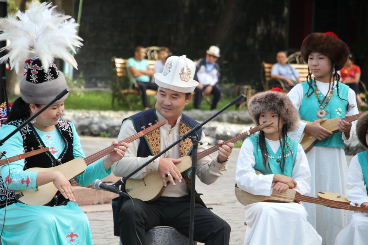 Кыргызский национальный инструмент комуз