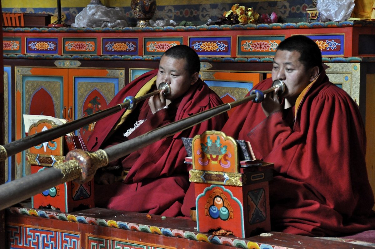 Тибетские горловые монахи. Музыкальные инструменты буддистов. Тибетские музыкальные инструменты. Музыкальная культура Тибета. Горловое пение монахов в буддизме.