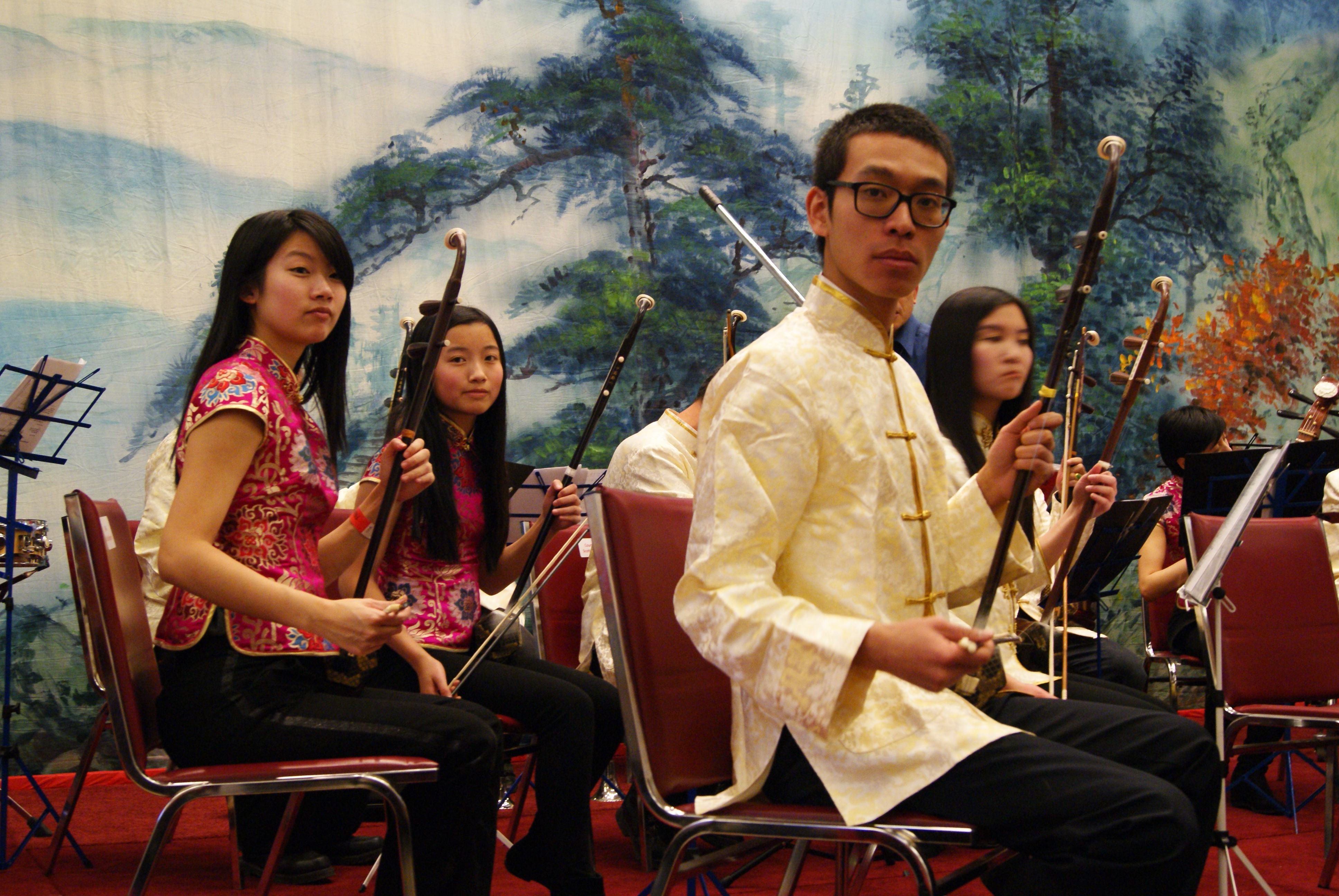 Русские песни в китае. Китайские музыканты. Китайский оркестр. Современный китайский ансамбль народных инструментов. Японский традиционный оркестр.