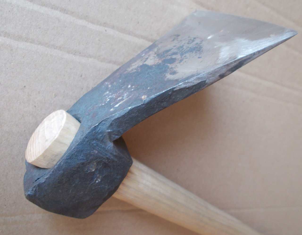 Тесан это. Плотницкий молоток-тесло. Теша инструмент узбекский. Тесло инструмент плотника.