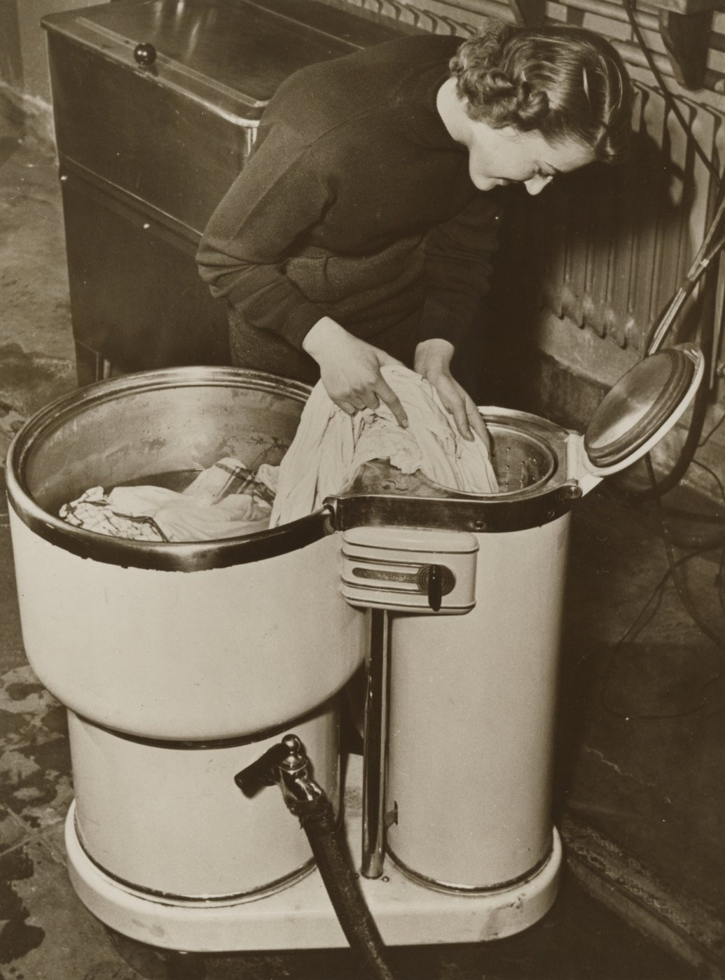 Как менялась стиральная машина. Уильям Блэкстоун первая стиральная машина. Первая стиральная машина Алва Фишер. Стиральная машина Thor 1908. Эллен Эглуи стиральная машина.