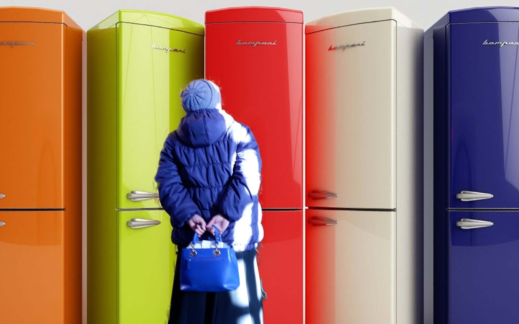 Надежный качественный холодильник. Разноцветные холодильники. Много холодильников.