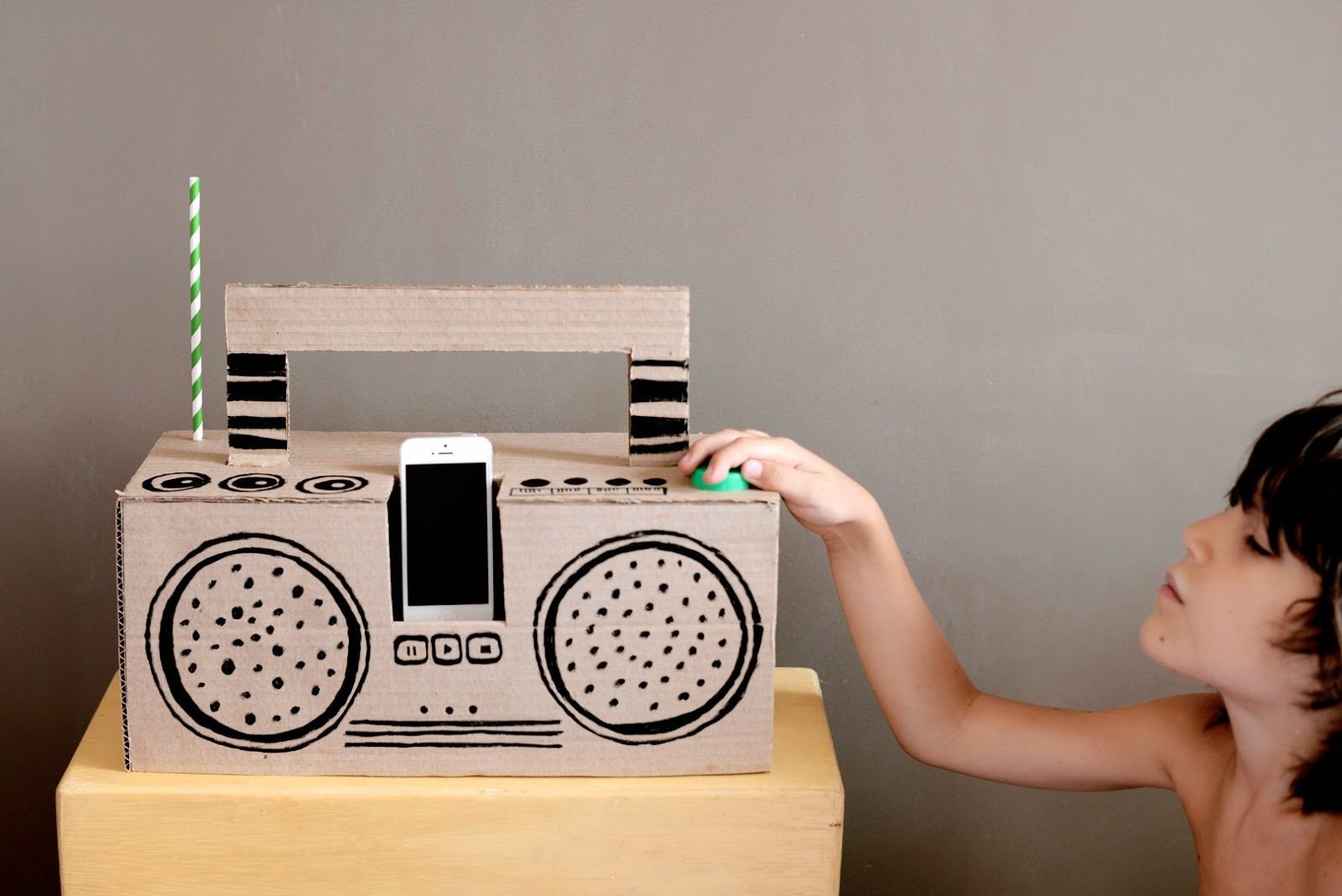 Включи станцию для детей. Магнитофон Бумбокс 90. Детский радиоприёмник из картона. Магнитофон из коробки. Магнитофон муляж.