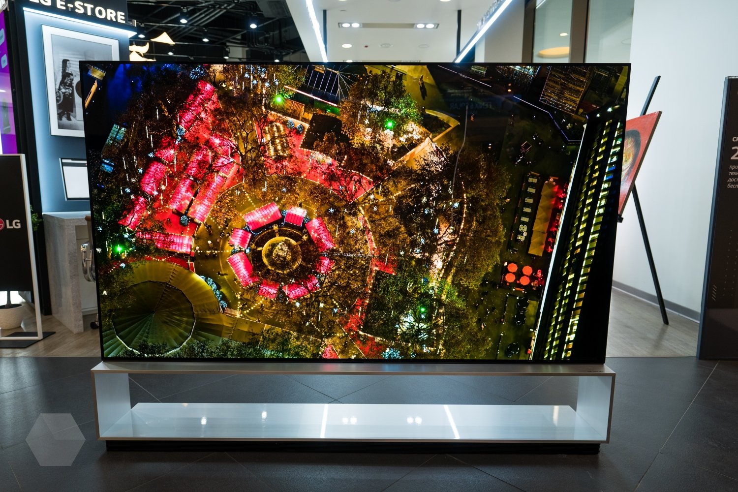 Телевизор 2022 купить. Телевизоры LG 2022 8к. Новый телевизор LG 2022 года. LG Signature 88. LG телевизоры 2022 года.