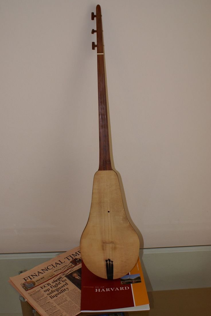 Комуз киргизский инструмент
