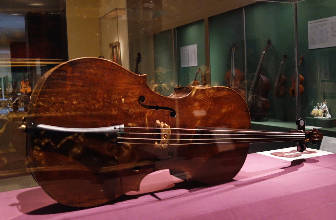 Самая известная скрипка. Виолончели Николо Амати. Скрипки Николо Амати. Виолончель Андреа Амати. Антонио Страдивари виолончель.