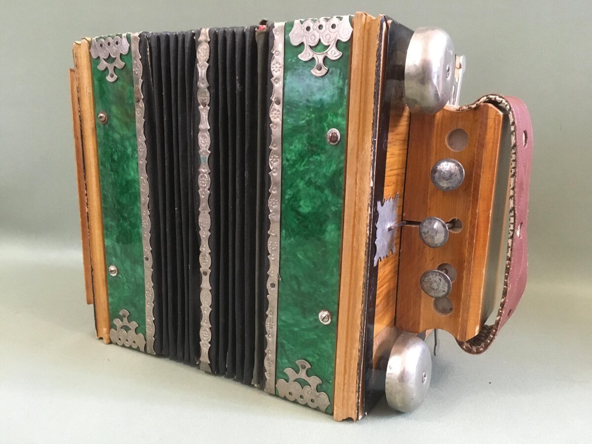 Музыкальный инструмент из цветного картона