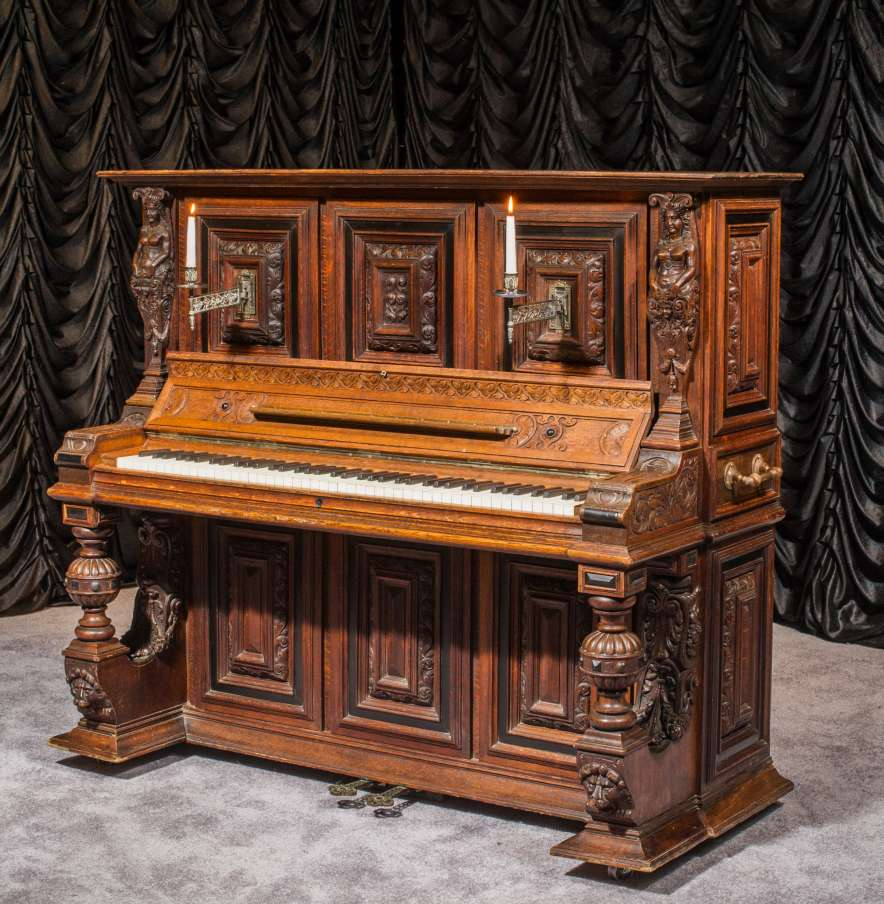 Старое фортепиано в музее