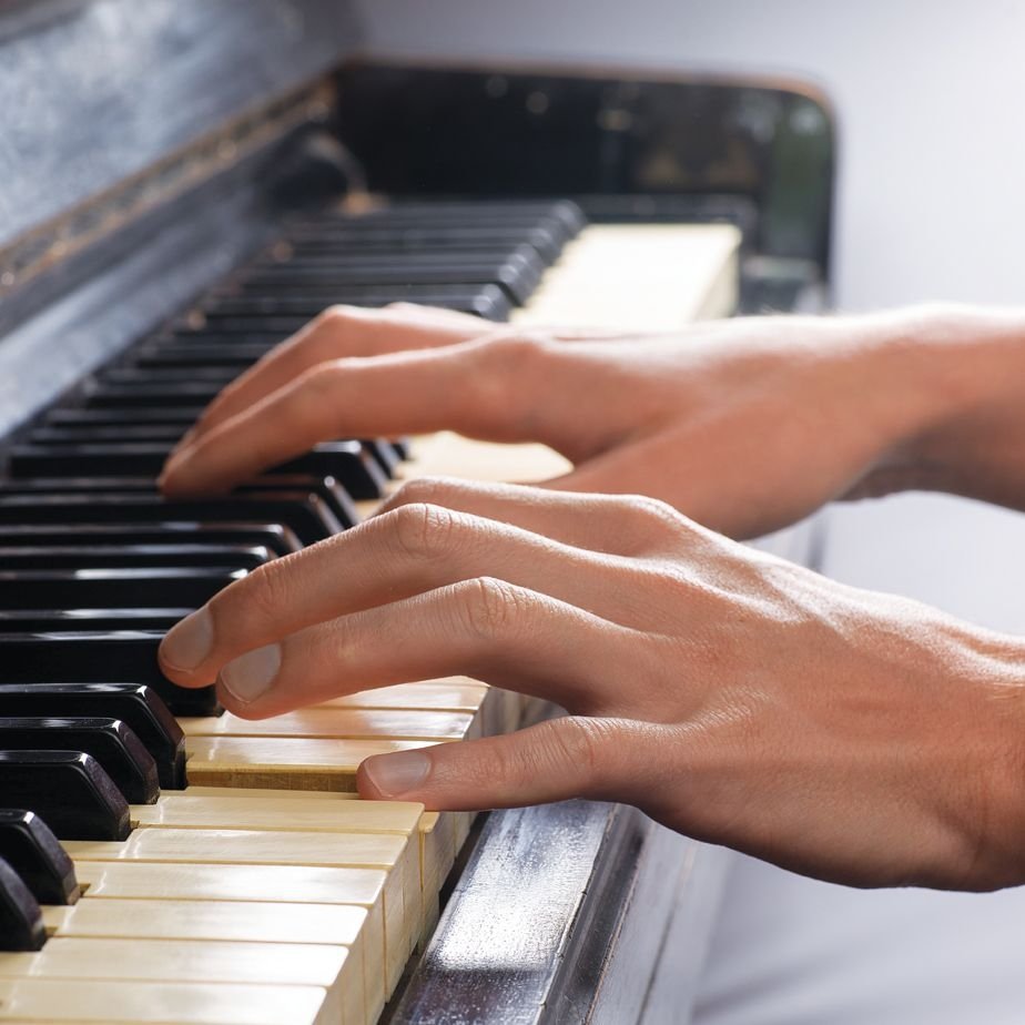 Руки на клавишах пианино