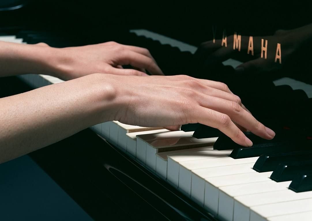 Руки на пианино