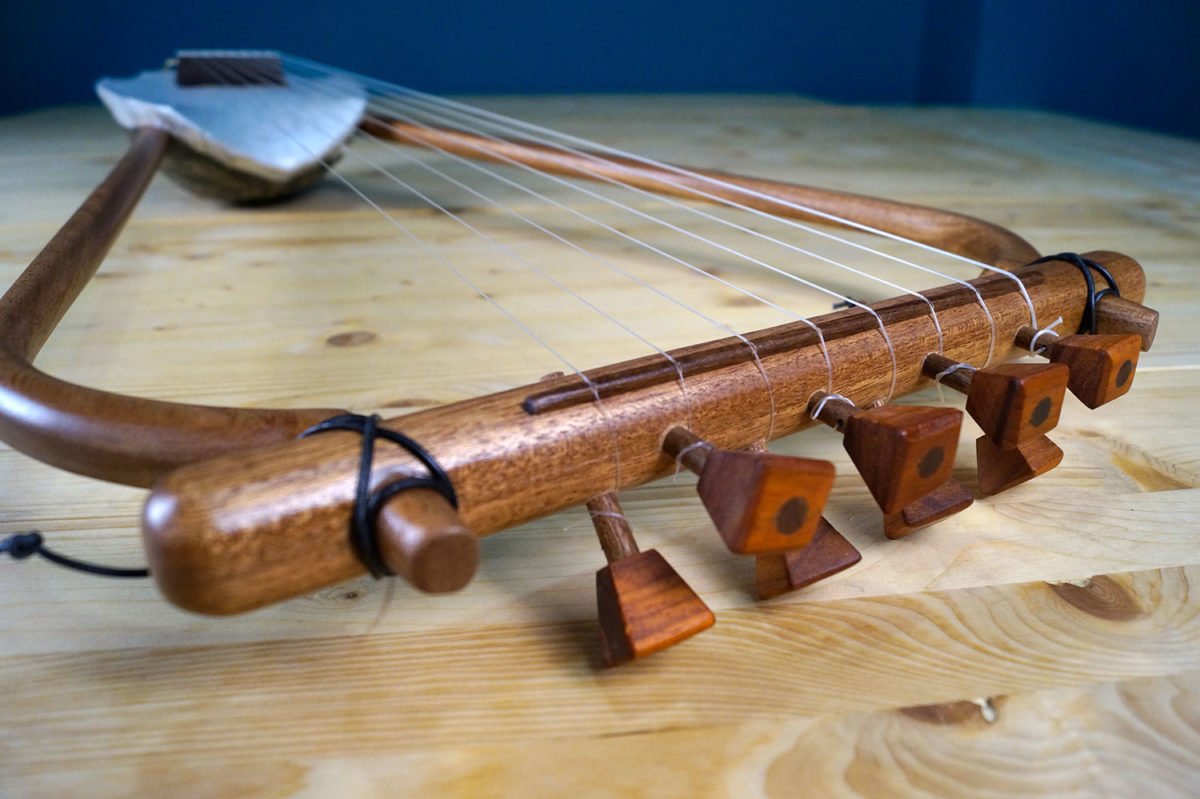 Barbiton струнный музыкальный инструмент
