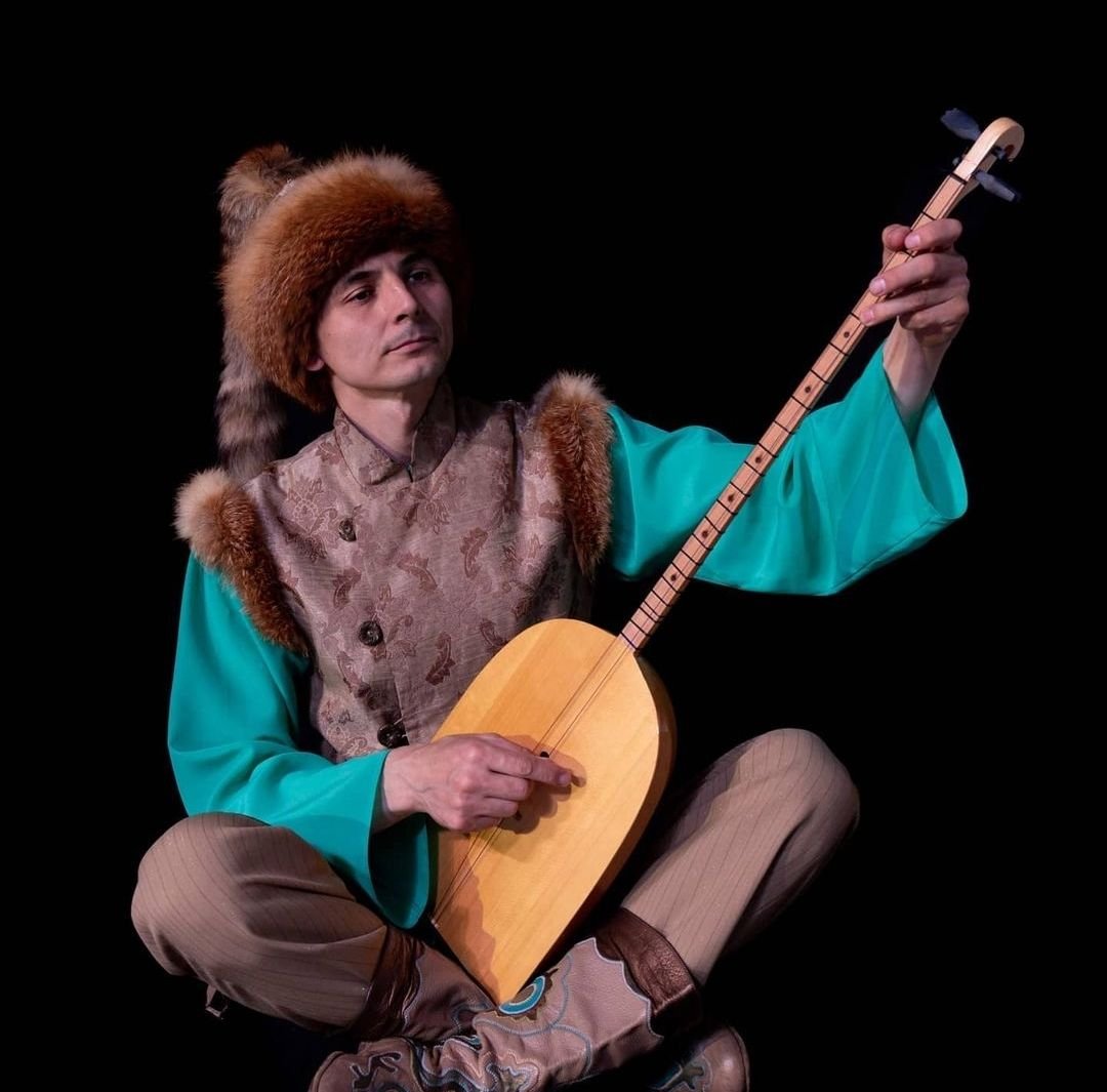 Домбра Башкирский музыкальный инструмент
