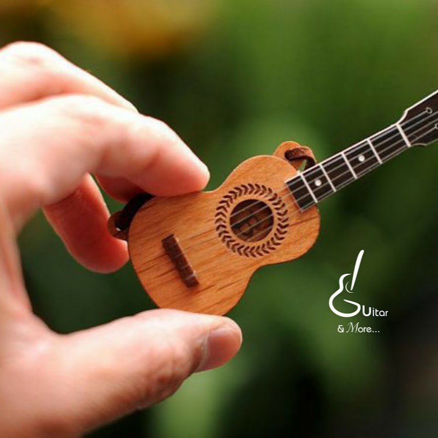 Маленькая гитара укулеле