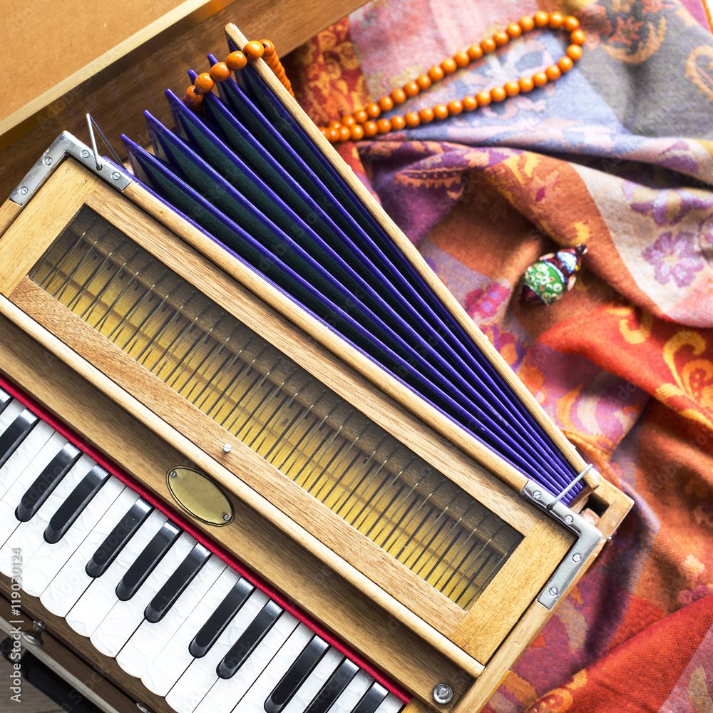 Индийский музыкальный инструмент гармониум