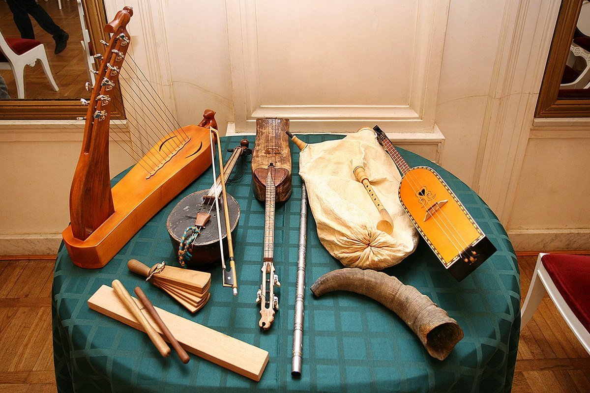 Осетинский музыкальный инструмент фандыр