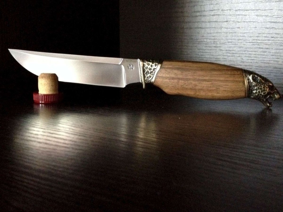 Маленький нож с деревянной ручкой
