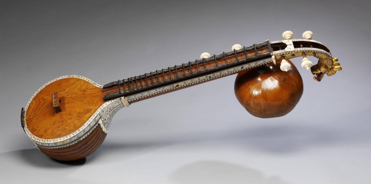 Азербайджанский струнный инструмент