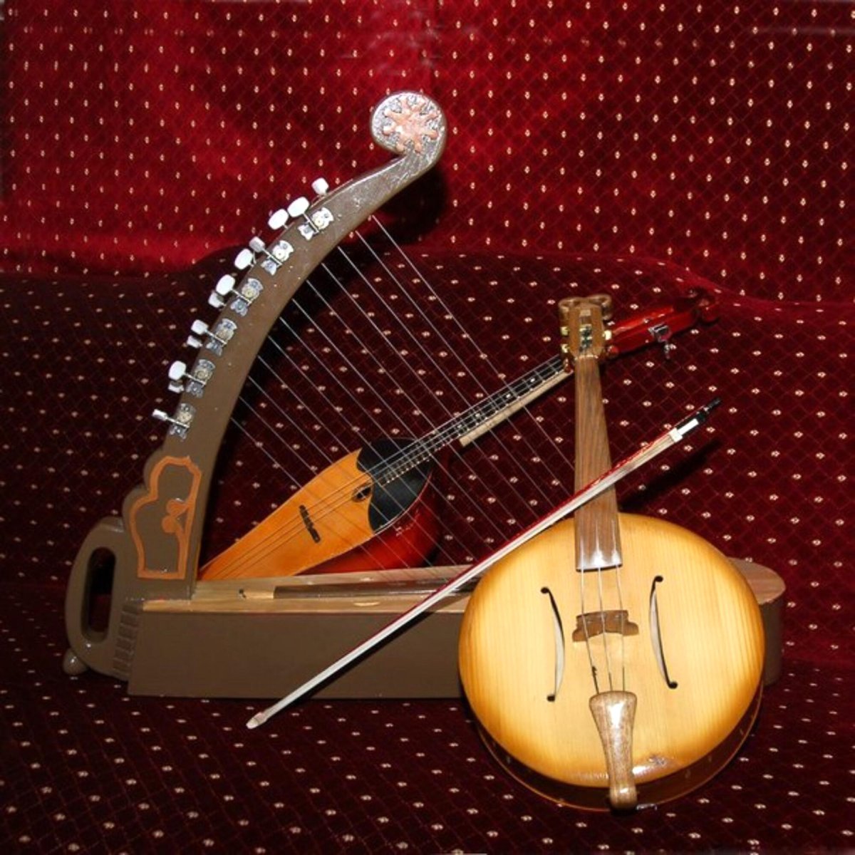 Осетинский музыкальный инструмент фандыр
