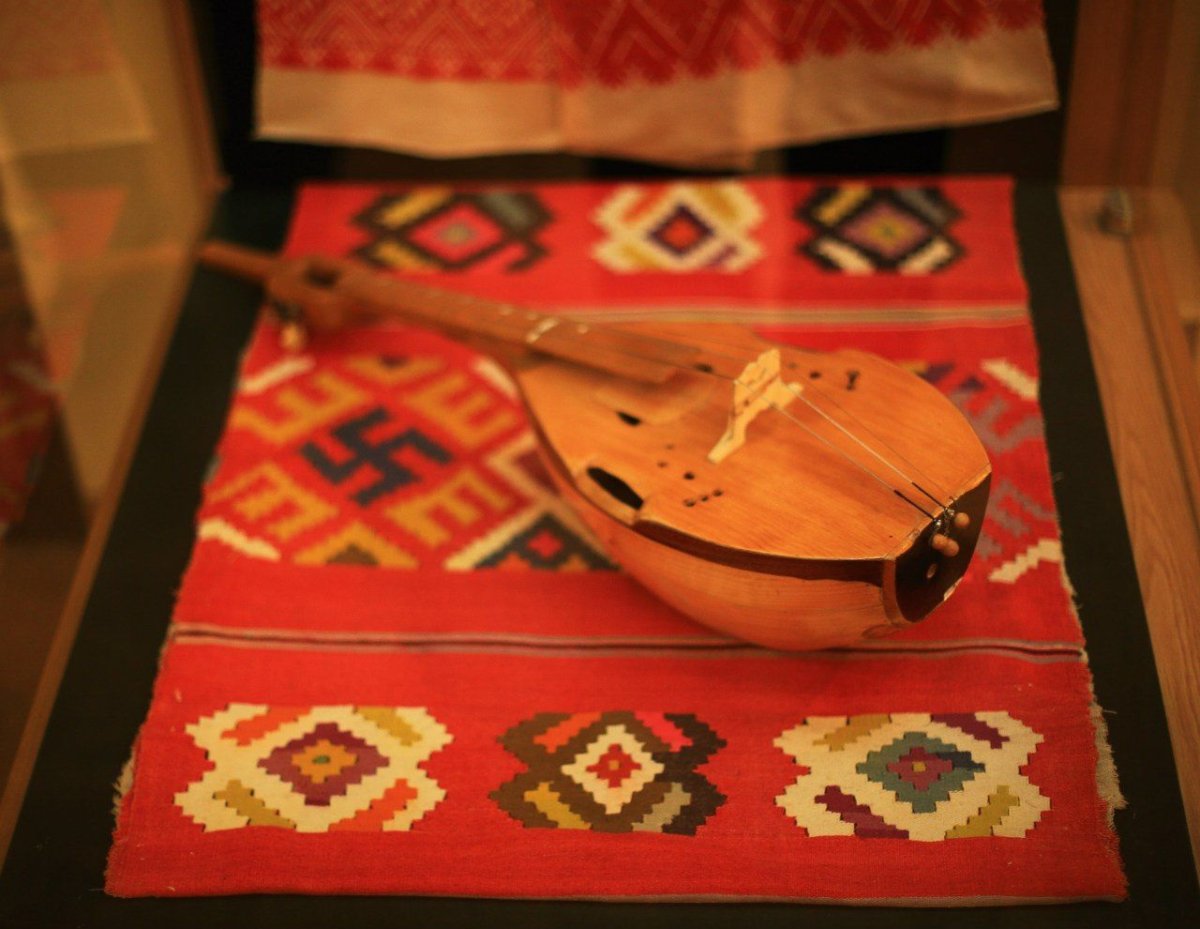 Национальный струнный инструмент крымских татар САЗ