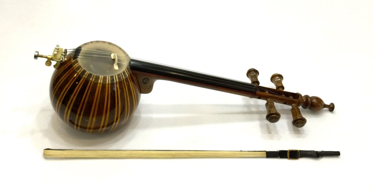 Адырна струнный музыкальный инструмент
