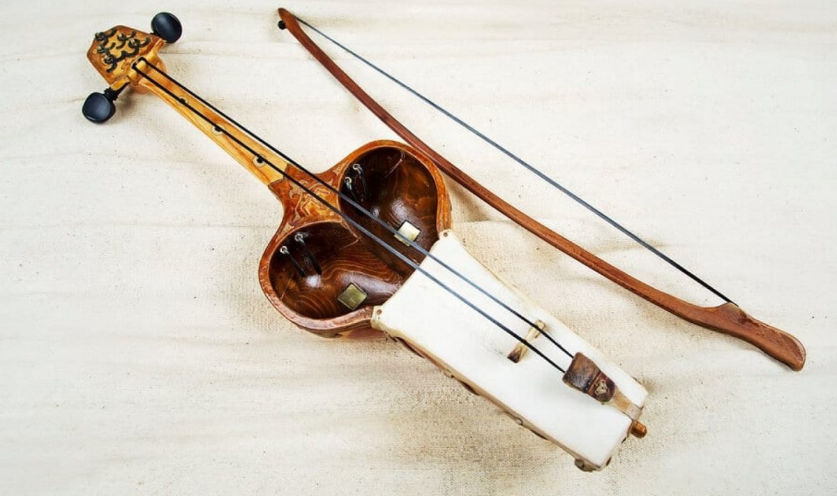 Африканский струнный щипковый инструмент