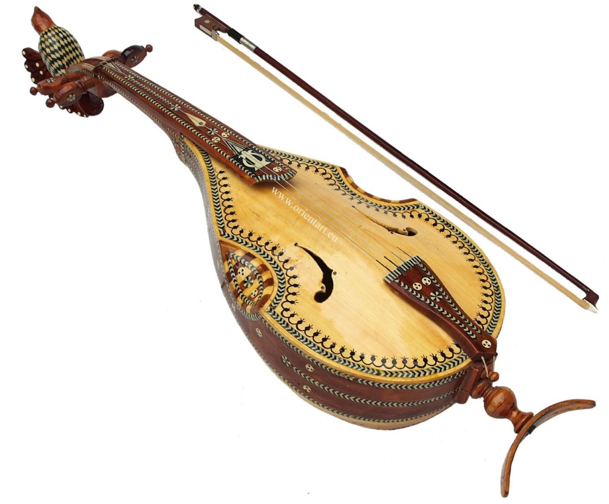 Узбекский струнный музыкальный инструмент рубаб