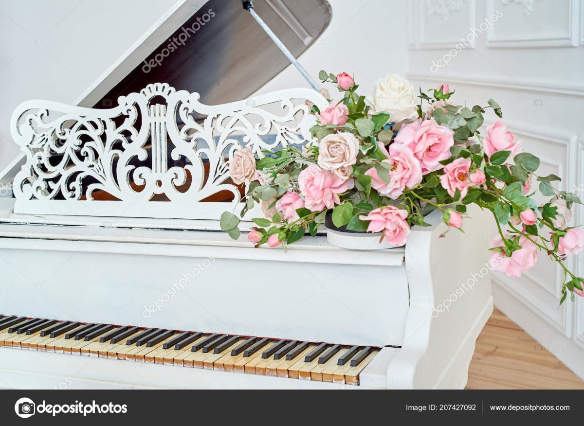 Роза на клавишах пианино