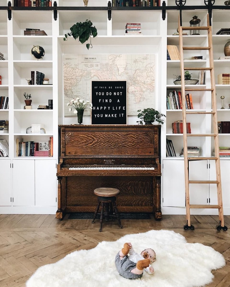 Пианино в интерьере маленькой комнаты