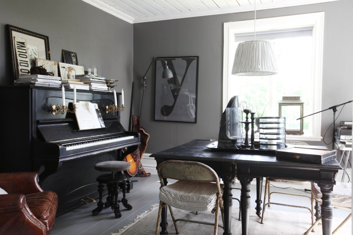 Черное пианино в интерьере