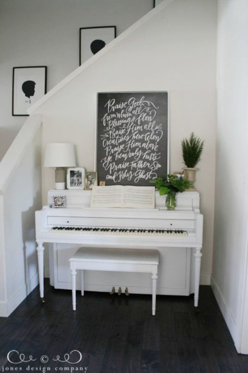 Белое цифровое пианино в интерьере