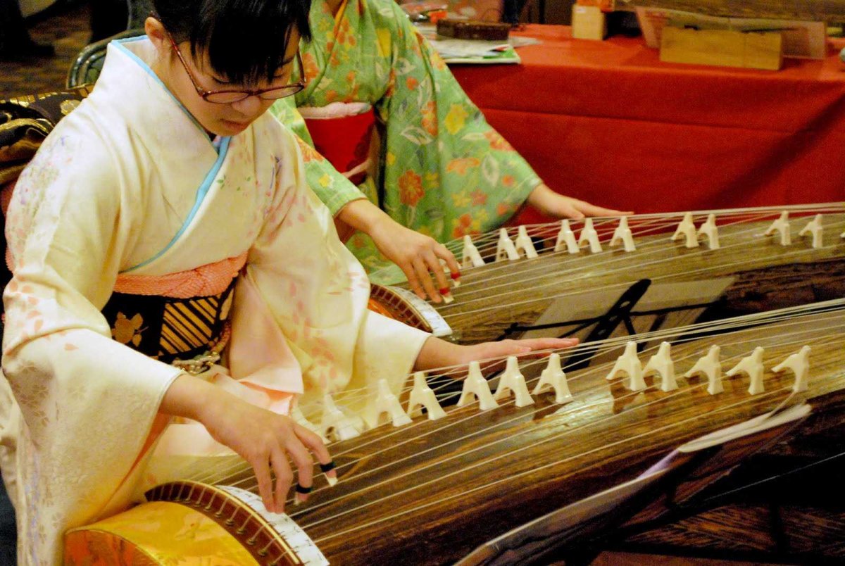 Японский струнный музыкальный инструмент кото