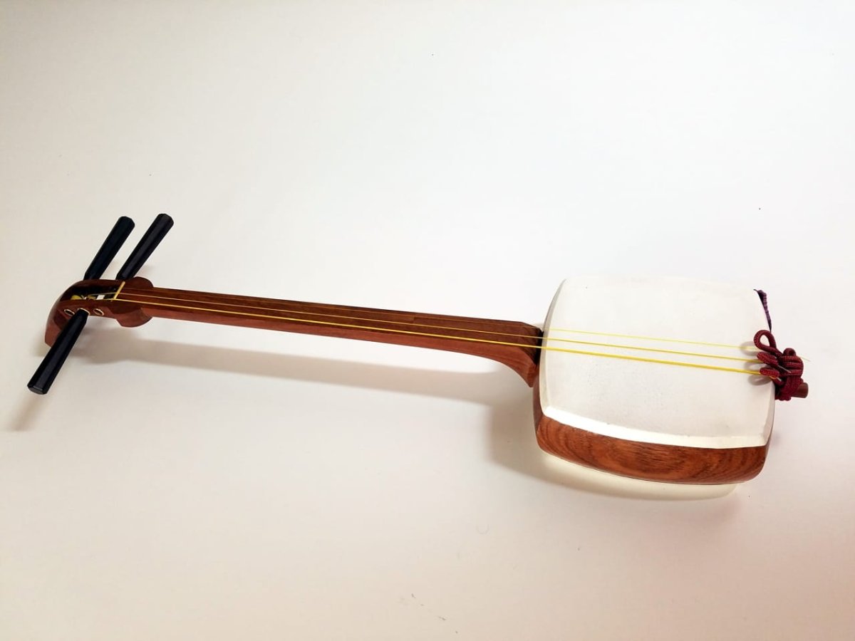 Японский музыкальный инструмент сямисэн