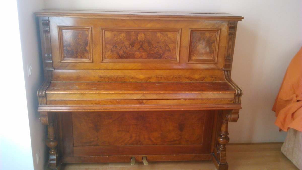 Старое пианино сбоку